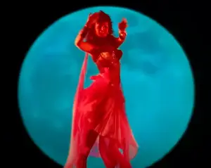 Ballarina del videoclip Mysterious ways d'U2 amb la lluna de fons