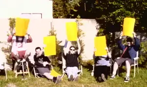 Escena de Come out and Play on apareixen els components amb cartolines grogues sobre els seus caps