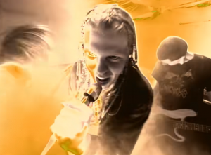 Dexter Holland a Come Out and play entre fum i groc