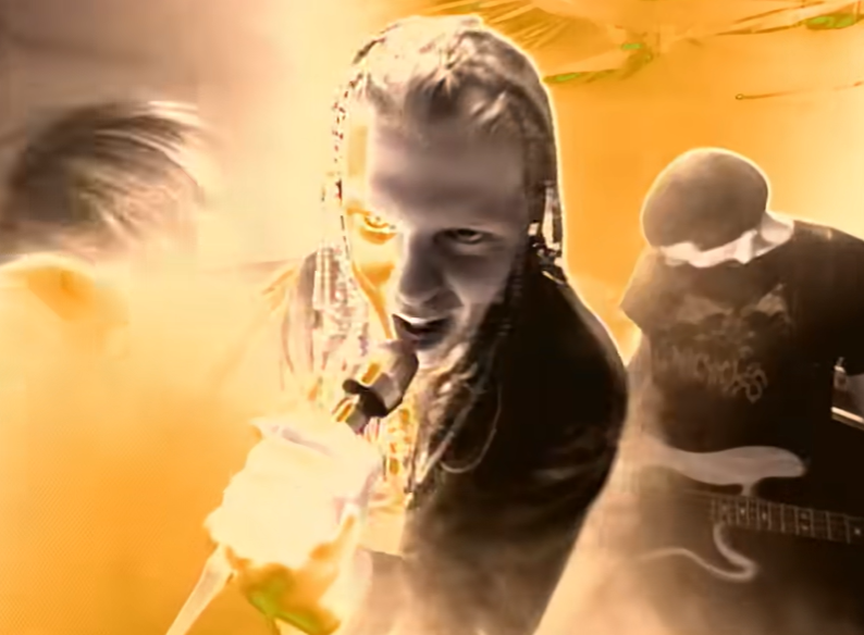 Dexter Holland a Come Out and play entre fum i groc